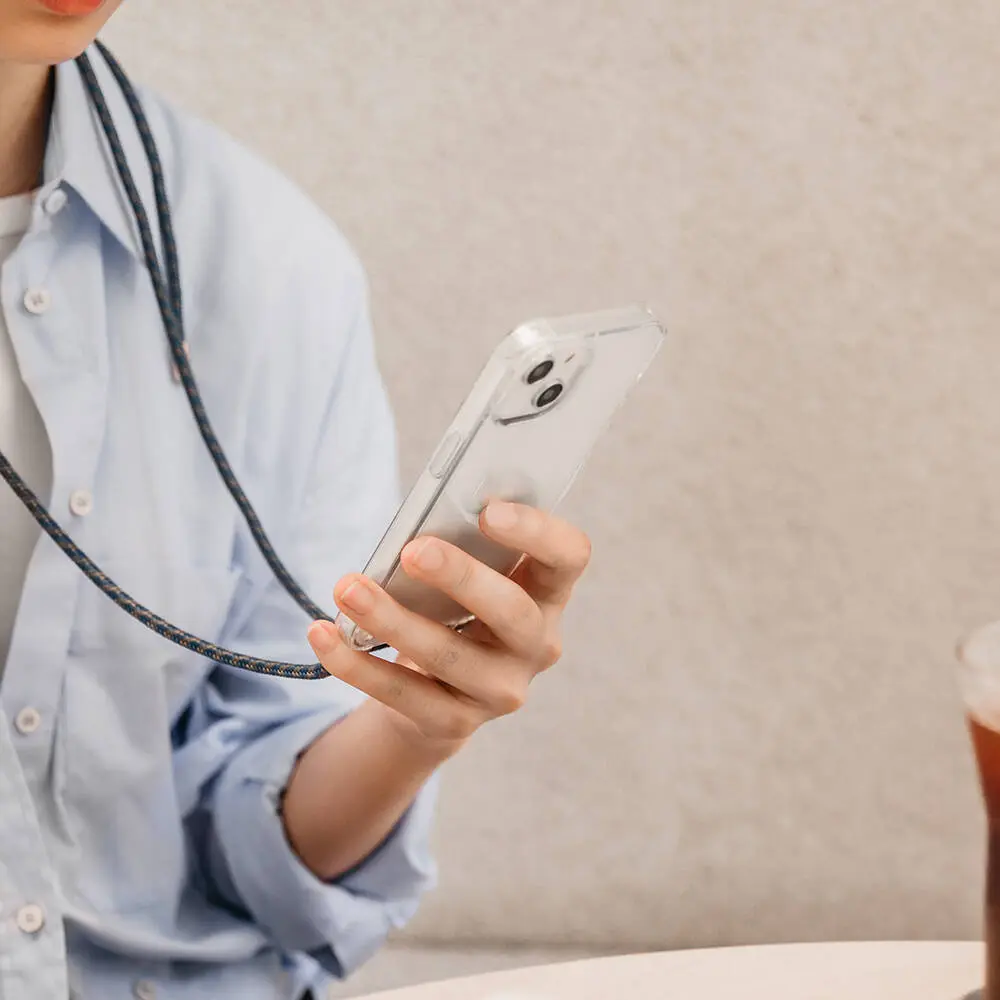 iPhone 14 Plus Şeffaf Boyun Askılı Kılıf - Switcheasy Play