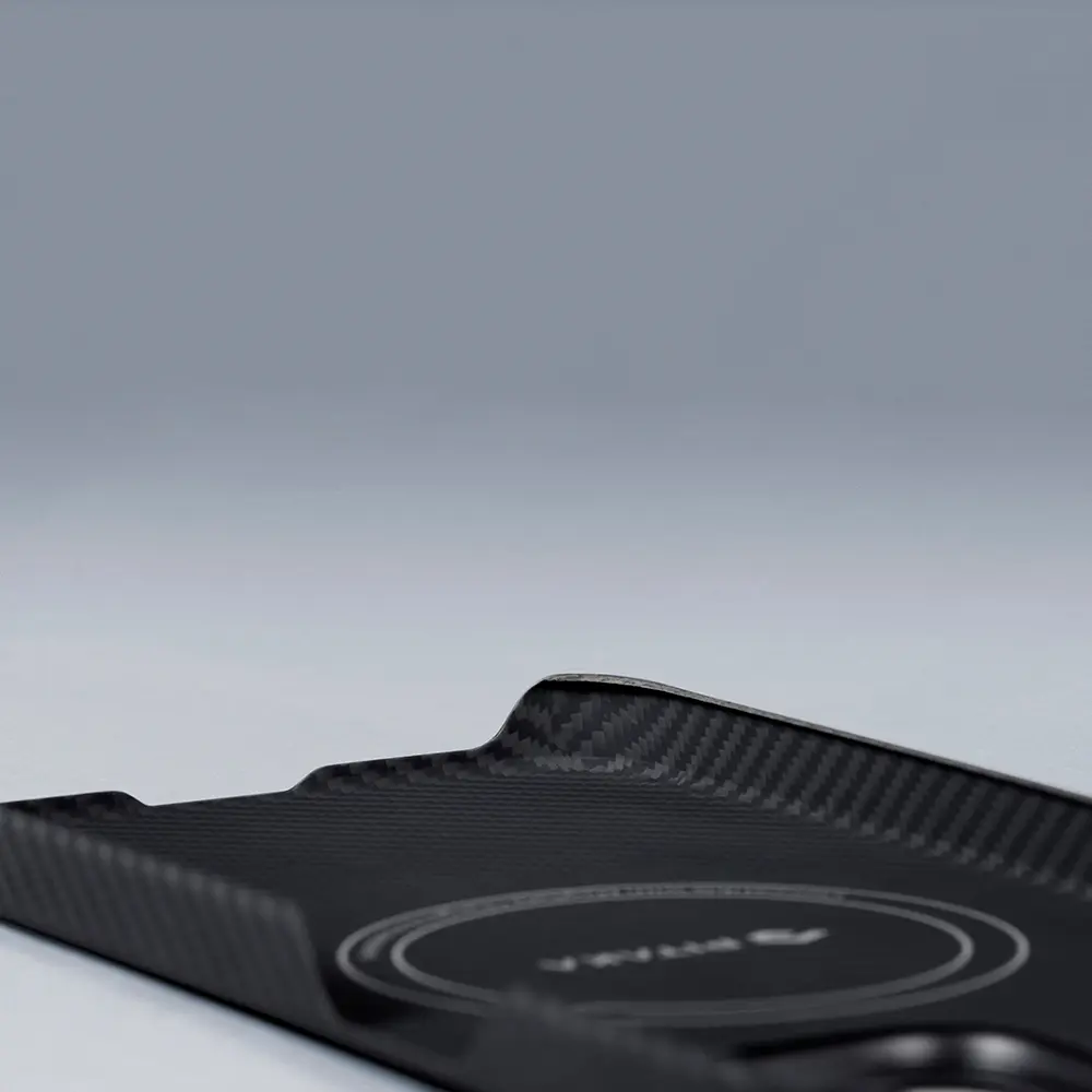 Apple iPhone 15 Plus Kılıf M-safe Şarj Özellikli 600D Aramid Karbon Fiber Pitaka Ultra-Slim Classic Serisi Black-Grey Twill Kapak