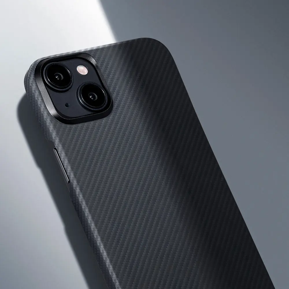 Apple iPhone 15 Plus Kılıf M-safe Şarj Özellikli 600D Aramid Karbon Fiber Pitaka Ultra-Slim Classic Serisi Black-Grey Twill Kapak