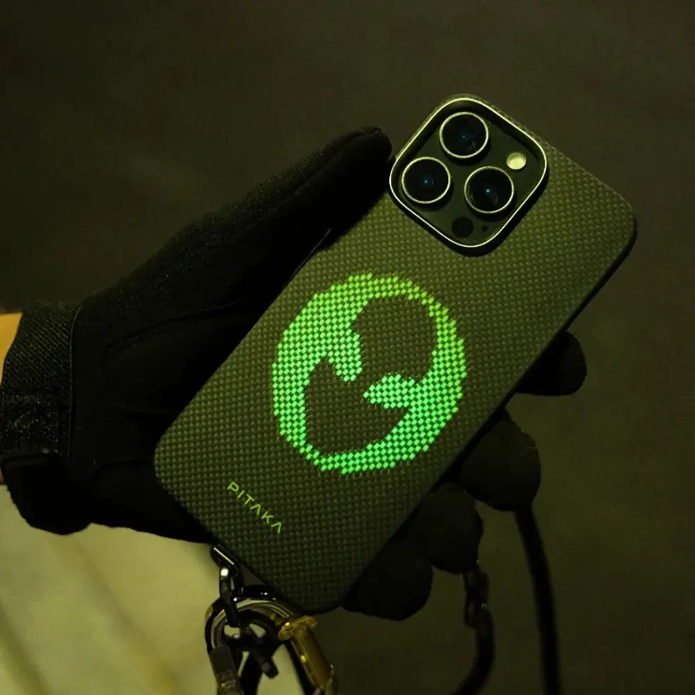 Apple iPhone 15 Pro Kılıf M-safe Şarj Özellikli Lumintex Teknolojili Fosforlu Aramid Karbon Fiber Pitaka Tactile Woven Aries Serisi Kapak