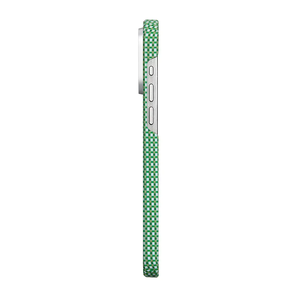 Apple iPhone 15 Pro Max Kılıf M-safe Şarj Özellikli Aramid Karbon Fiber Pitaka Ultra-Slim Classic Serisi Forest Green Kapak