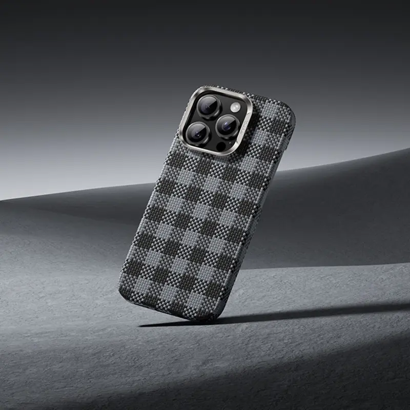 Apple iPhone 15 Pro Max Kılıf M-safe Şarj Özellikli Ekose Tasarımlı Benks ArmorVichy Kevlar Karbon Kapak