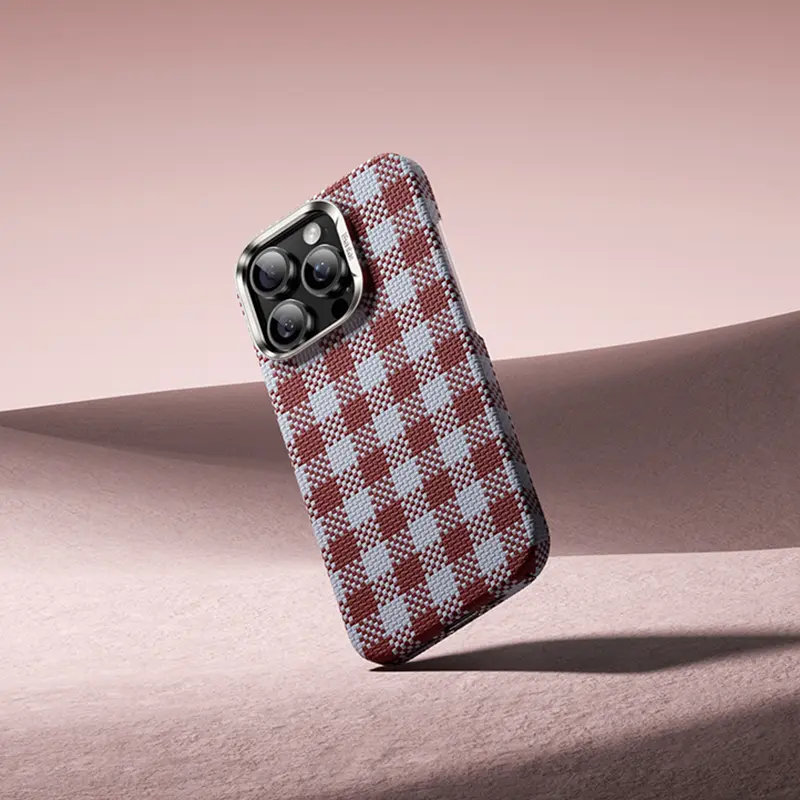 Apple iPhone 15 Pro Max Kılıf M-safe Şarj Özellikli Ekose Tasarımlı Benks ArmorVichy Kevlar Karbon Kapak