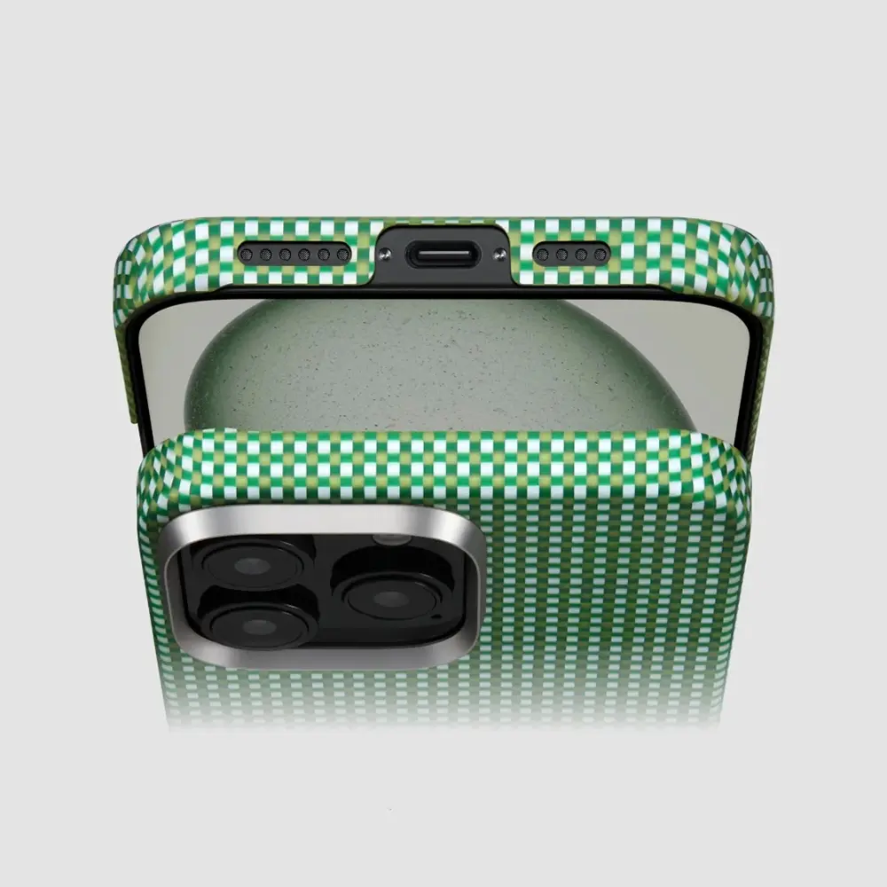 Apple iPhone 16 Kılıf M-safe Şarj Özellikli Aramid Karbon Fiber Pitaka Ultra-Slim Classic Serisi Forest Green Kapak