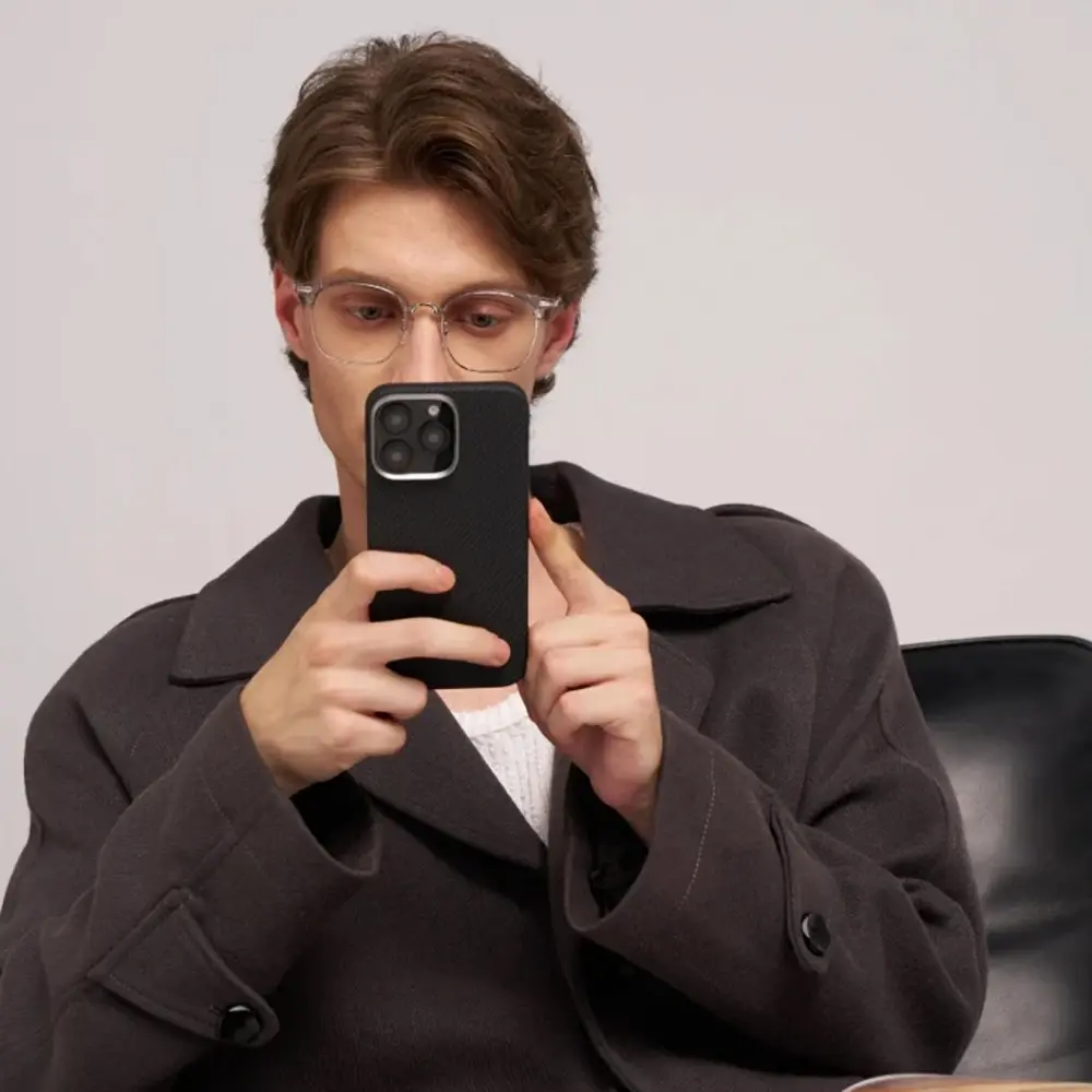 Apple iPhone 16 Plus Kılıf M-safe Şarj Özellikli 600D Aramid Karbon Fiber Pitaka Ultra-Slim Classic Serisi Black-Grey Twill Kapak
